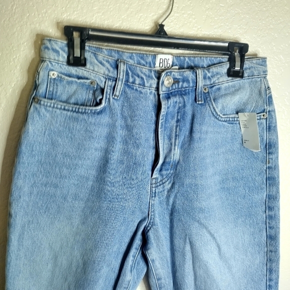 NWT Urban outfitters BDG High-Waisted Slim Straight Jean Ripped Light Wash sz 30 - Picture 3 of 10